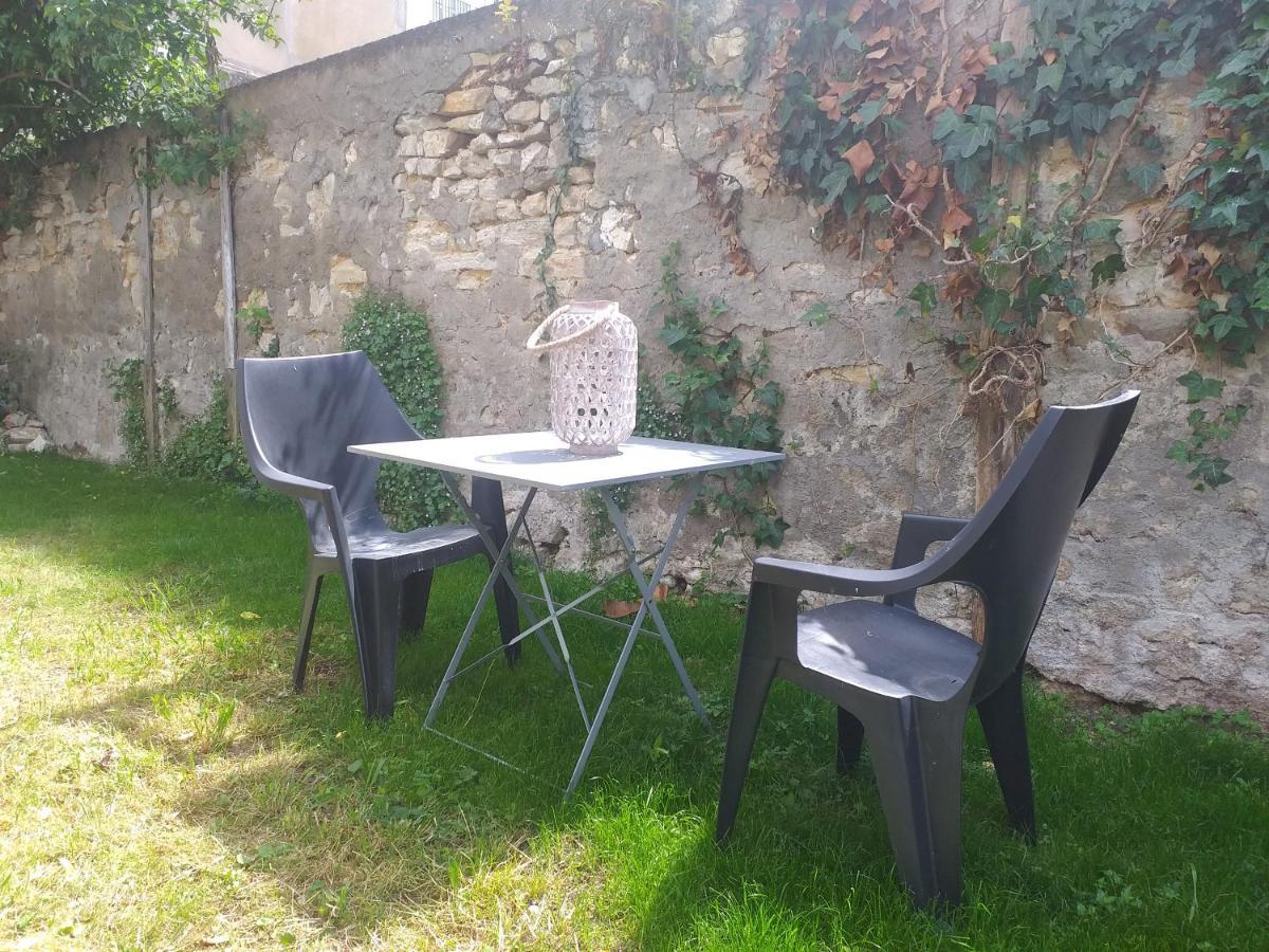 Les Volets Bleus - Deux Appartements Et Un Studio, Jardin Bourges Zewnętrze zdjęcie