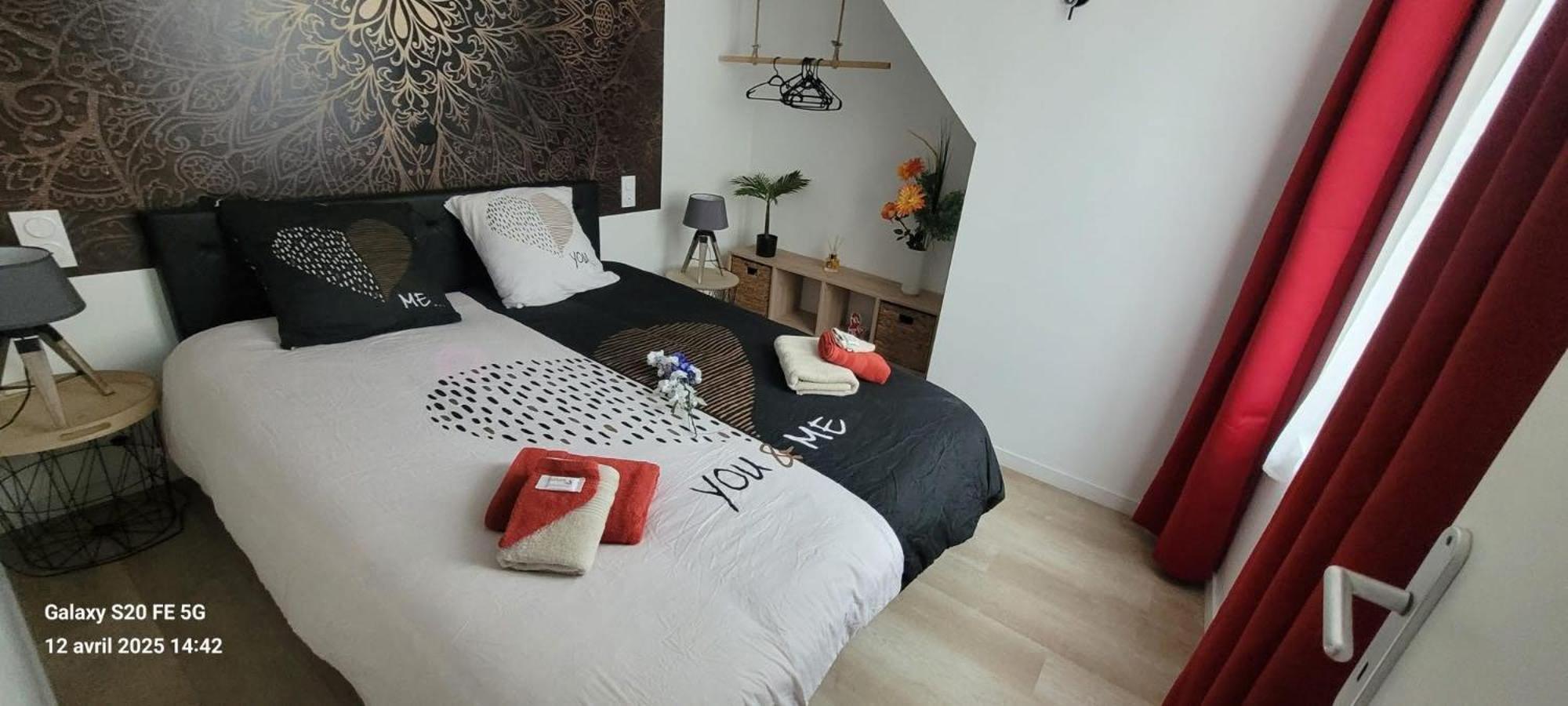 Les Volets Bleus - Deux Appartements Et Un Studio, Jardin Bourges Zewnętrze zdjęcie