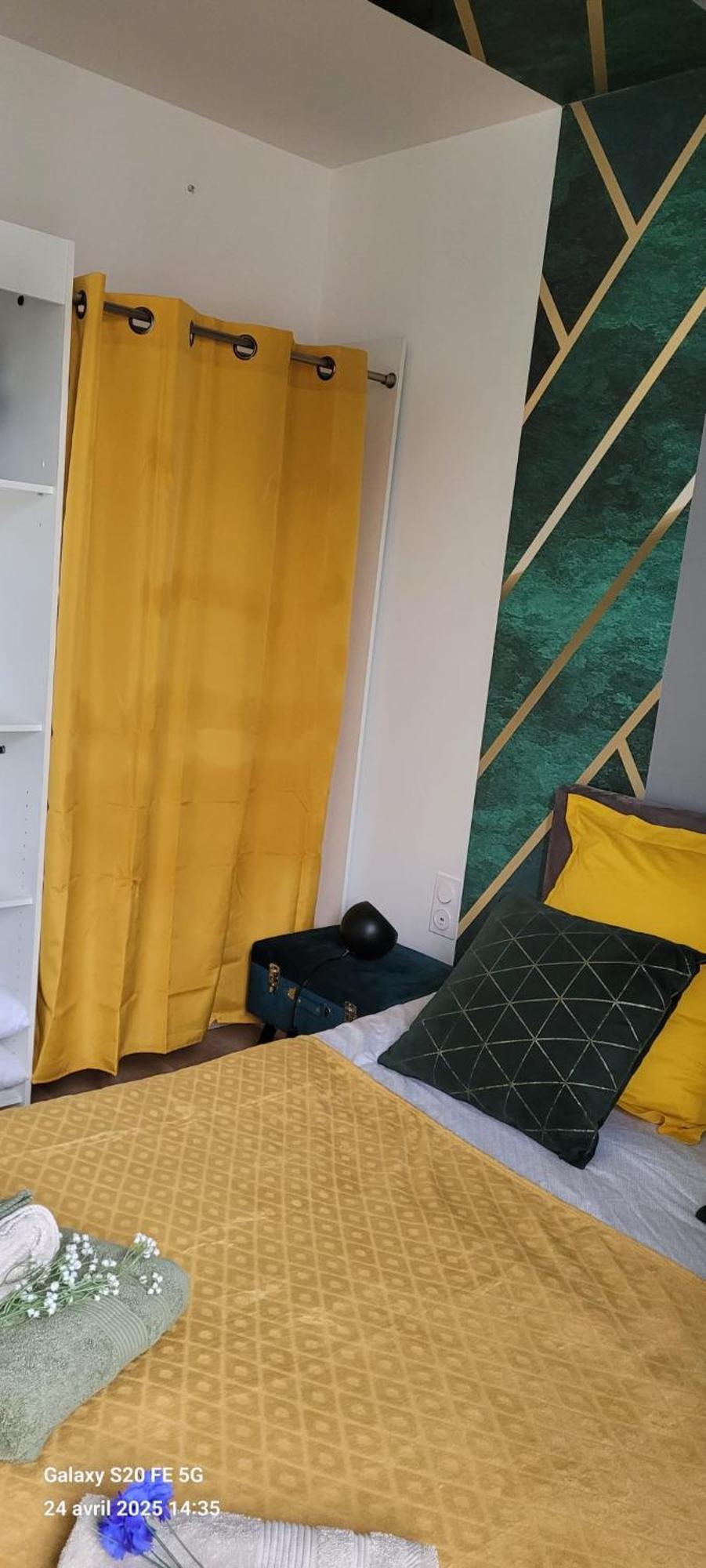 Les Volets Bleus - Deux Appartements Et Un Studio, Jardin Bourges Zewnętrze zdjęcie